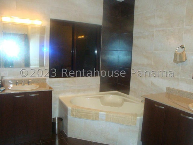Stunning Beachfront Apartment with Panoramic Views